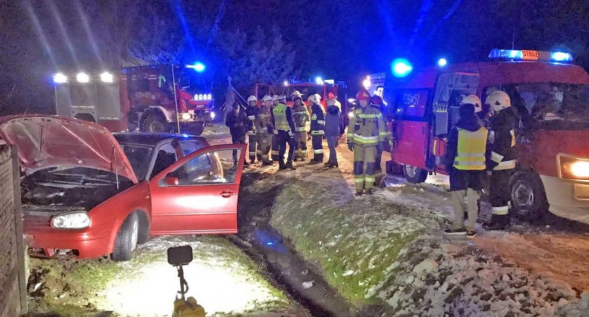 W Młotkowicach pijana kobieta volkswagenem przesadziła rów i wpadła w płot [ZDJĘCIA]