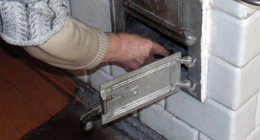 W Dębie-Kolonii 88-letnia kobieta podtruła się tlenkiem węgla