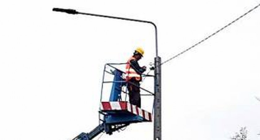 W Końskich na ulicy Zamkowej lampa wisiała nad chodnikiem