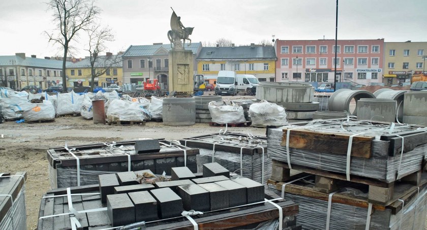 KOŃSKIE. Przebudowa trwa. Rynek zmienia wizerunek [ZDJĘCIA]
