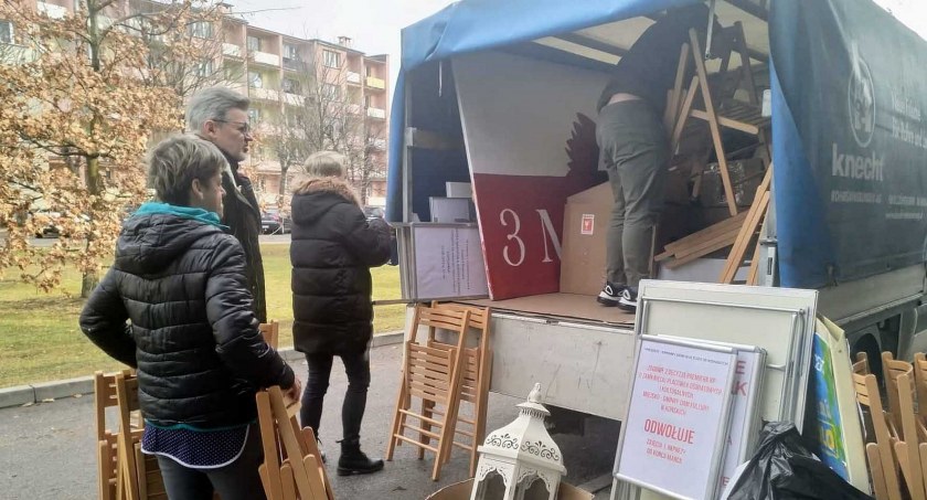 KOŃSKIE. Trwają wielkie przenosiny z Egipcjanki do... gimnazjum [ZDJĘCIA]