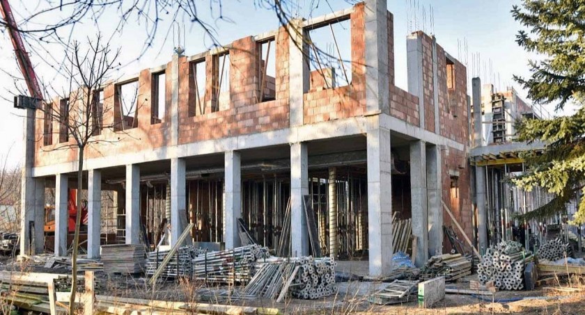 KOŃSKIE. Hala widowiskowa centrum kultury rośnie bez poślizgów