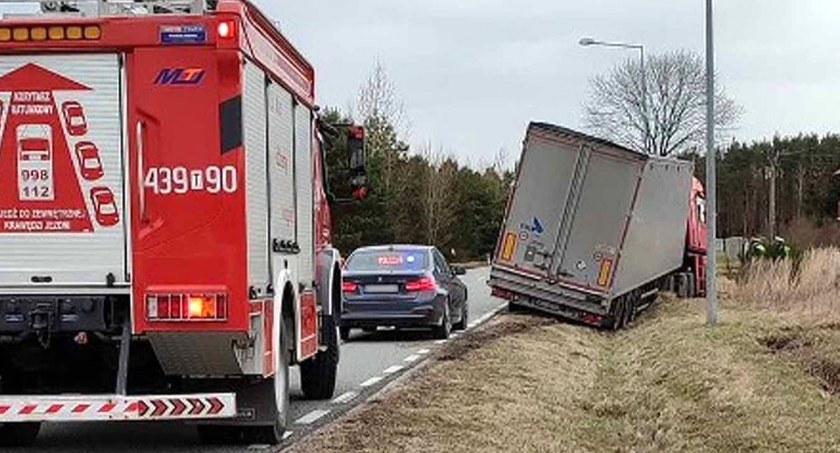 Pod Skórnicami wiatr zdmuchnął ciężarówkę z drogi