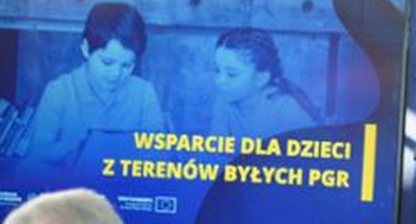 GMINA FAŁKÓW. Laptopy dla dzieci na terenach po PGR