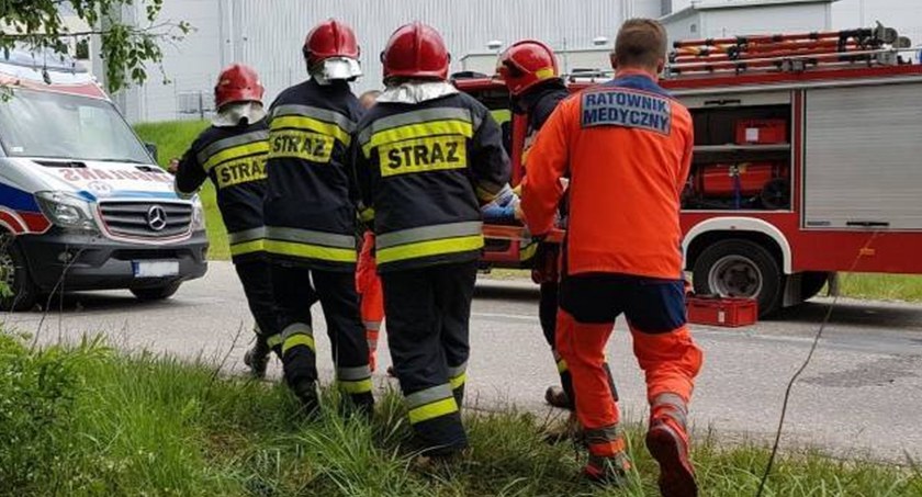 Koneccy strażacy pomagali w transportowaniu chorego do karetki
