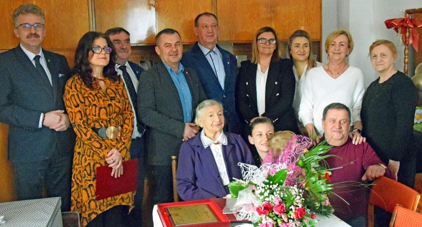 W Piaskach (gmina Słupia Konecka) setne urodziny obchodziła Pani Helena [ZDJĘCIA]