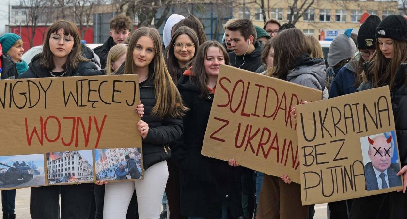 Happening koneckich uczniów. Nie dla wojny! Ukraina bez Putina [ZDJĘCIA]