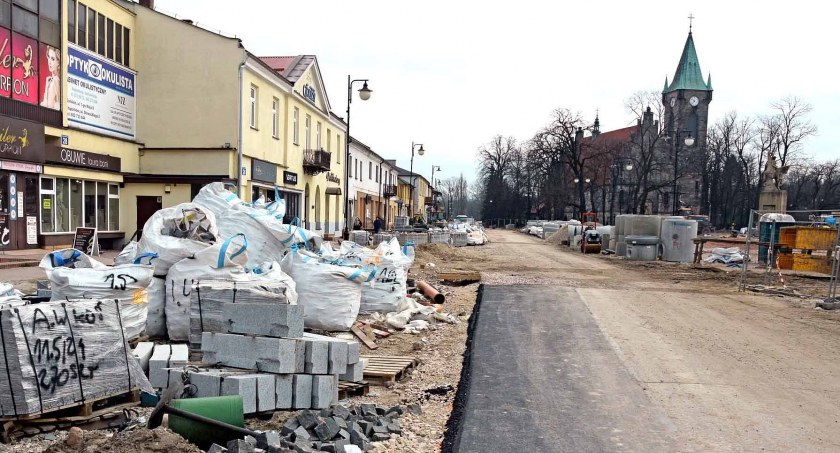 KOŃSKIE. Rewitalizacja Piłsudskiego wstrzymana. Wojna w Ukrainie zabrała pracowników