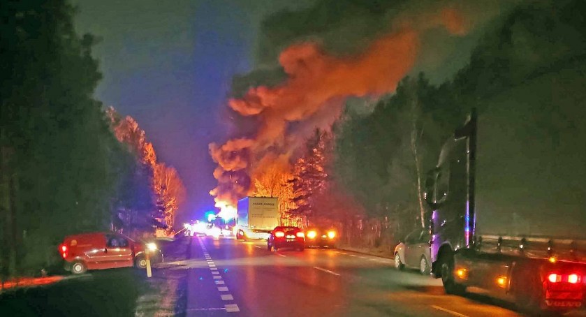 W Cieklińsku doszczętnie spłonął samochód dostawczy [ZDJĘCIA]