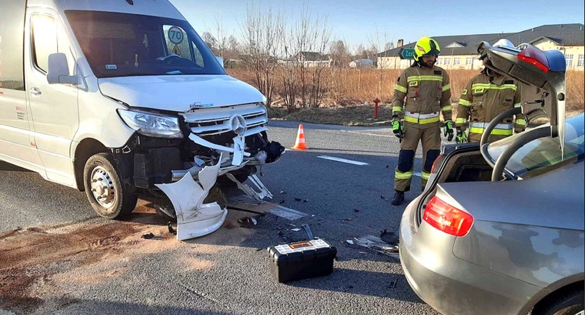 W Salacie (gmina Smyków) osobówka zderzyła się z kursowym busem