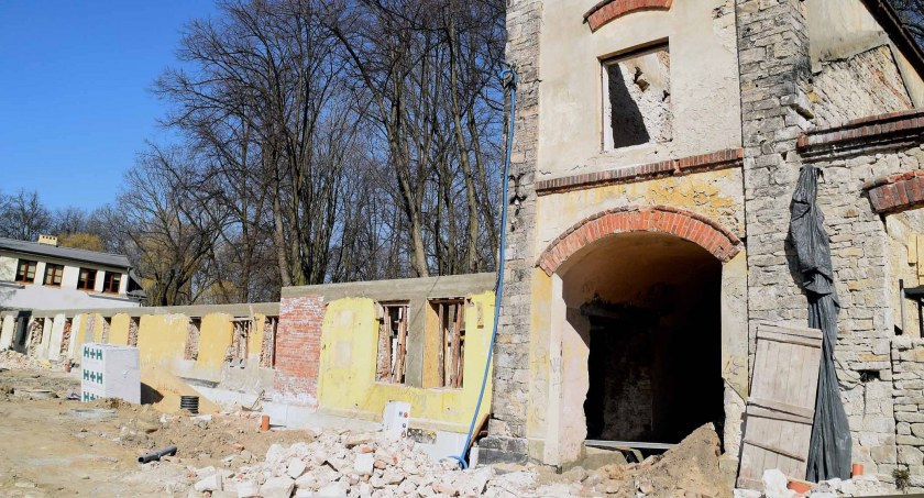 KOŃSKIE. Zabytkowe podziemia wstrzymały remont