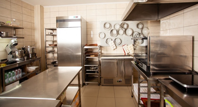 Czym jest stół chłodniczy i dlaczego nie może go zabraknąć w nowoczesnym lokalu gastronomicznym?