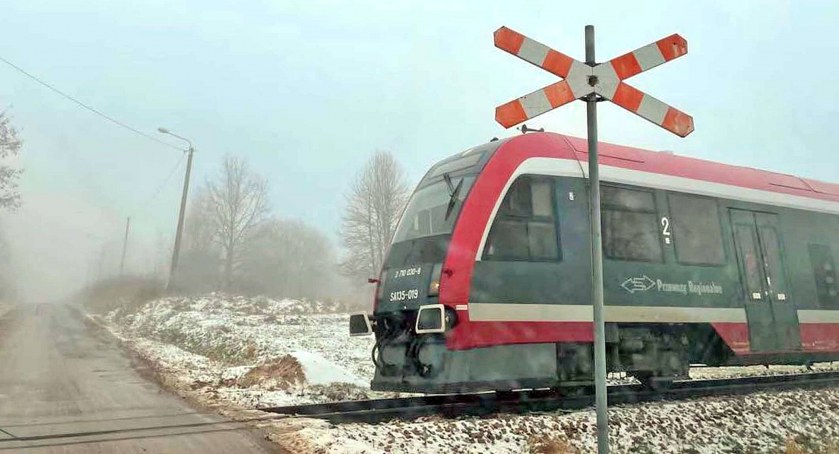W powiecie koneckim kilkanaście razy krzyżują sie trakty drogowe z linią kolejową