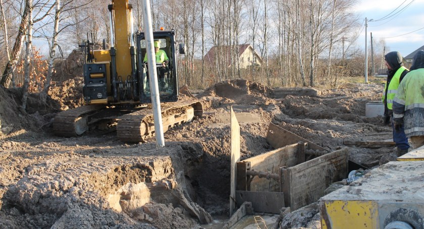 Gmina Smyków wzbogaciła się o kolejne kilometry kanalizacji [ZDJĘCIA]