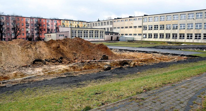 W Końskich rośnie hala sportowa przy dwójce