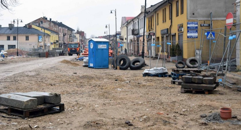 KOŃSKIE. Nowa firma skończy remont i rewitalizację ul. Piłsudskiego [ZDJĘCIA]