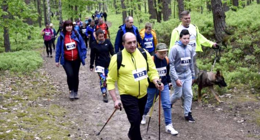 Z Końskich poszli pieszo do Piekła szlakiem patrona szlaku turystycznego