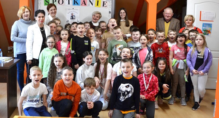 W szkole w Rogowie spotkali się ze znaną pisarką pochodzącą z Końskich [ZDJĘCIA]