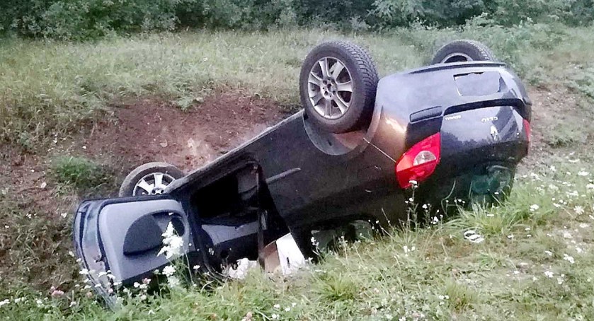 W Smykowie samochód uderzył w barierę ochronną i...