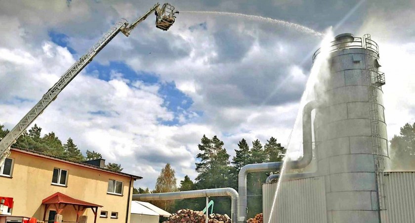 W Gracuchu palił się silos z trocinami. Doszło do wybuchu [ZDJĘCIA]