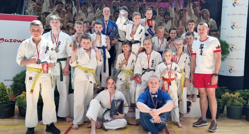Zawodnicy Koneckiego Klubu Karate Kyokushin przywieźli z Warszawy worek medali