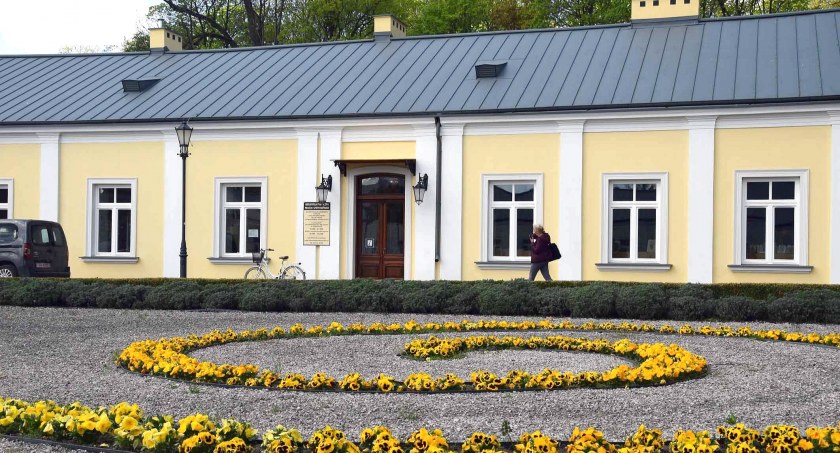 Konecka biblioteka publiczna wróciła na stare, ale odnowione śmieci [ZDJĘCIA]