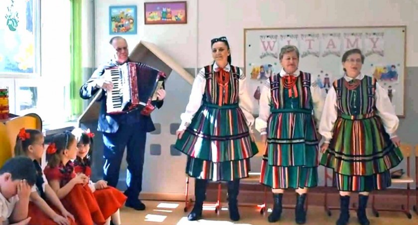 Przedszkolaków z Nieświnia odwiedził nasz znany zespół ludowy