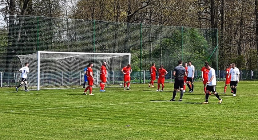 Derby powiatu koneckiego w piłkarskiej Klasie B. Kto był lepszy?