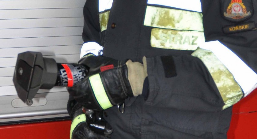 W Końskich strażacy pomagali policji w sforsowaniu barykady