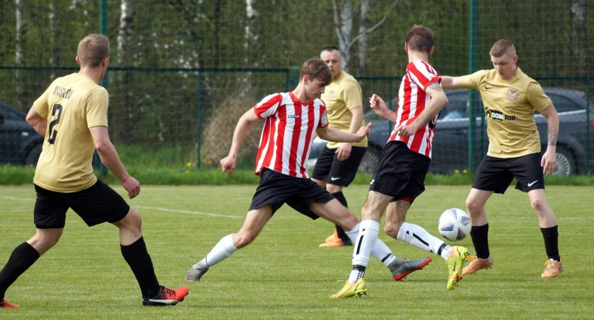 Derby konecczyzny w Klasie A. KS Smyków zmierzył się z Tęczą Gowarczów