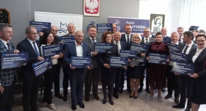 Rządowe fundusze popłynęły do powiatu koneckiego. Ile otrzymają poszczególne gminy?