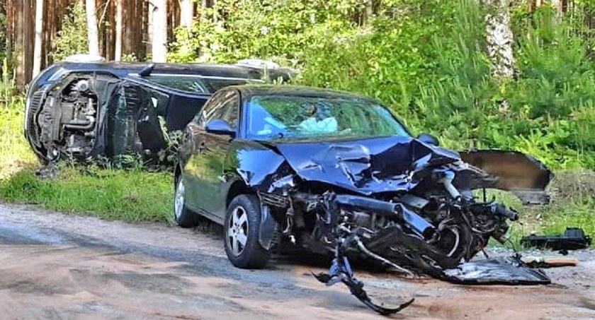 W Stąporkowie skoda wyleciała z drogi i padła na bok [ZDJĘCIA]