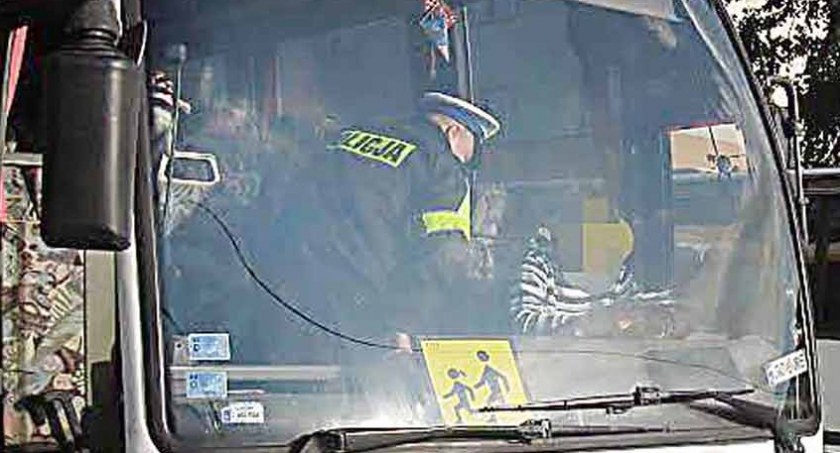POWIAT KONECKI. Zadbaj o bezpieczny transport dzieci na wakacyjny wypoczynek!