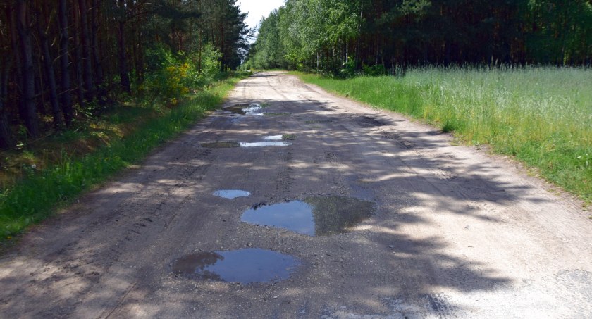 W gminie Gowarczów zniknie ostatnia piaszczysta droga powiatowa?