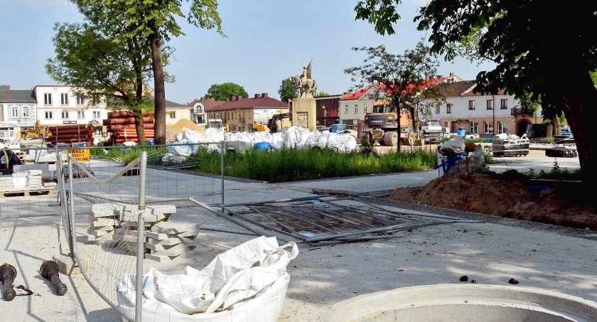 KOŃSKIE. Ulica Piłsudskiego w centrum już przejezdna [ZDJĘCIA]