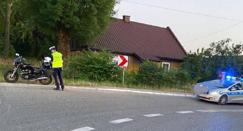 CZERMNO, KAPAŁÓW. Na łuku drogi: motor padł, ciężarówka wpadła