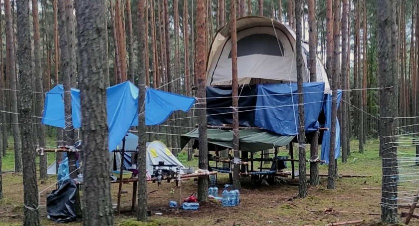 Ewakuacja harcerzy z leśnego obozowiska