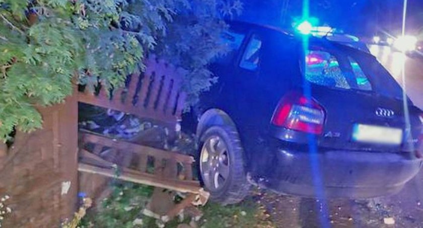 PAKUŁY. Omijał zwierzę, wpadł na betonowy płot