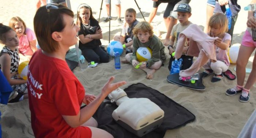Policjantki i ratowniczka w akcji na plaży w Sielpi