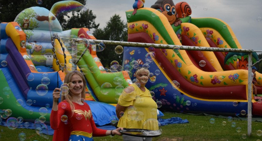Korytków. Rodziny na festynie