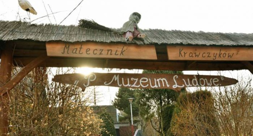Adamów. Dwa kościoły w muzeum i plenerze