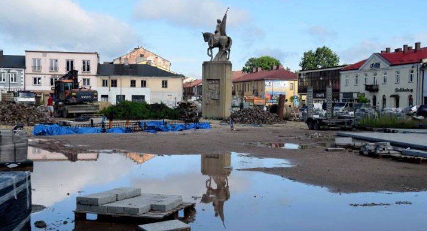 W centrum Końskich pod platanem?
