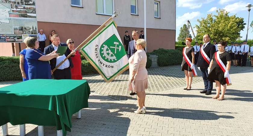 Gmina Smyków ze sztandarem. Mieszkańcy bawili się na jubileuszowym festynie [ZDJĘCIA]
