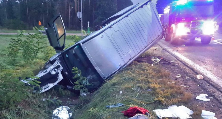 KRZYŻÓWKI RADOSZYCKIE. Zderzenie na czerwonym świetle. Trzy ciągniki siodłowe uszkodzone