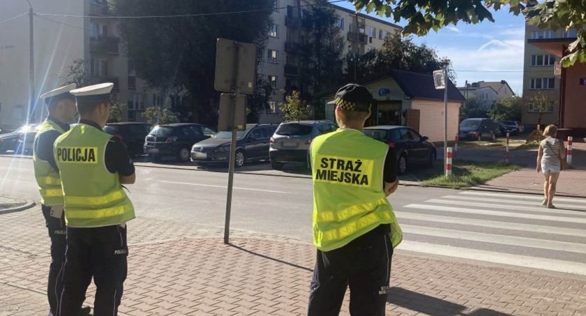 Policjanci, strażnicy w pobliżu szkół. Akcja Bezpieczna droga