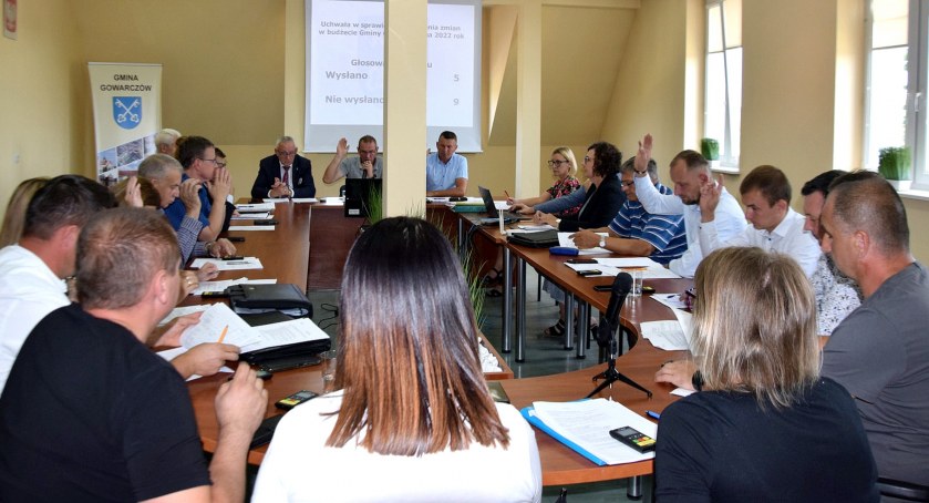 GMINA GOWARCZÓW. Obradowali nadzwyczajnie. Czym się zajęli?