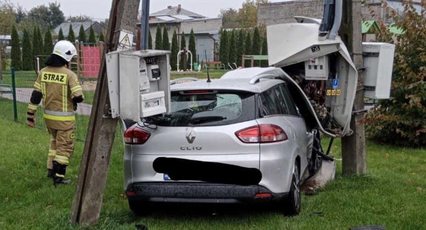 RADOSZYCE. Renault, po zderzeniu z polo, wpadł w stację trafo