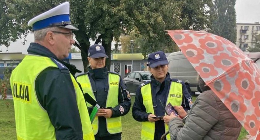 KOŃSKIE. Policjanci rozdawali odblaski 
