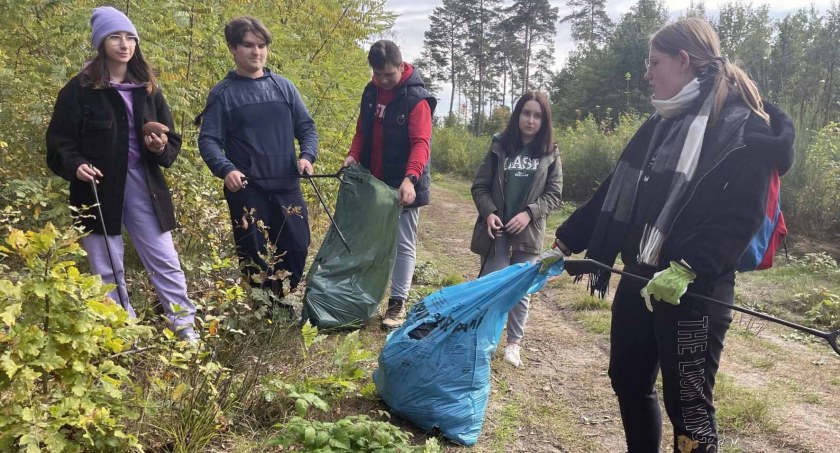 Sprzątali śmieci porzucane w lesie