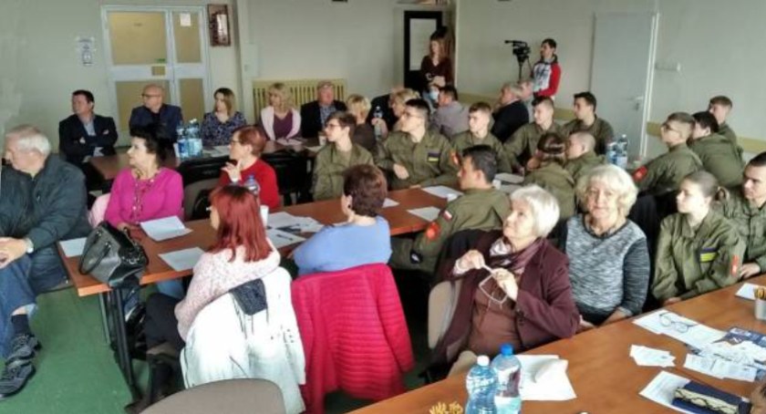 Debata mieszkańców Końskich z policjantami